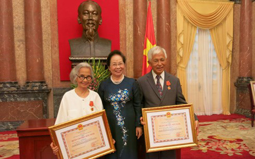 Phó Chủ tịch nước Nguyễn Thị Doan (giữa) chụp ảnh kỷ niệm với Giáo sư Lê Kim Ngọc (trái) và Giáo sư Trần Thanh Vân