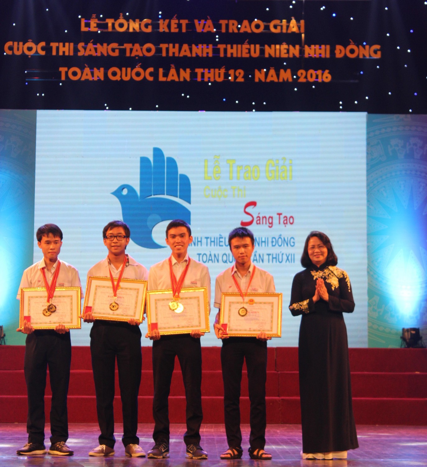 Phó chủ tịch nước Đặng Thị Ngọc Thịnh trao giải Đặc biệt Cuộc thi toàn quốc năm 2016 cho Đăng Hoàng San và cộng sự (Đặng Hoàng San đứng bìa trái)