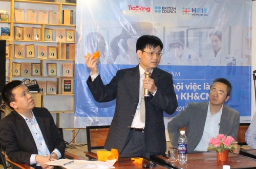 PGS. TS Trần Đức Tăng giới thiệu về ứng dụng công nghệ tạo mẫu nhanh tại tọa đàm “Nâng cao cơ hội việc làm cho sinh viên KH&CN”