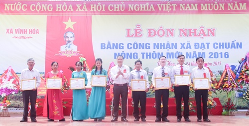 Huyện Vĩnh Linh trao thưởng cho các tập thể, cá nhân trong dịp xã Vĩnh Hòa đón nhận bằng công nhận xã đạt chuẩn nông thôn mới