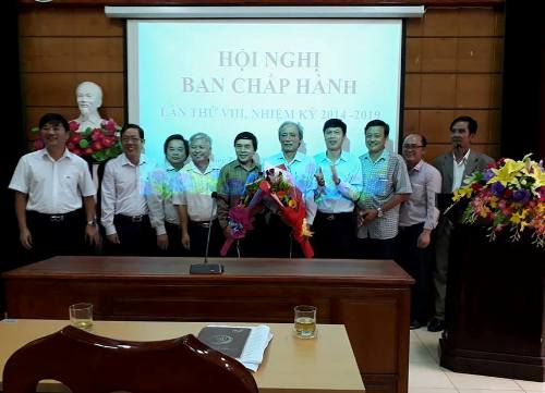 Đồng chí Nguyễn Thái Nhân và Đ/c Nguyễn Văn Hùng nhận hoa chúc mừng