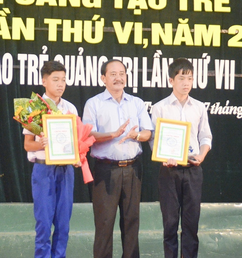 Em Nguyễn Đại Dương, lớp 8A và Lê Thế Hoan, lớp 9CTrường THCS Triệu Trạch, Triệu Phong đạt giải Nhì- giải cao nhất tại cuộc thi “Sáng tạo trẻ Quảng Trị” lần thứ VInăm 2017