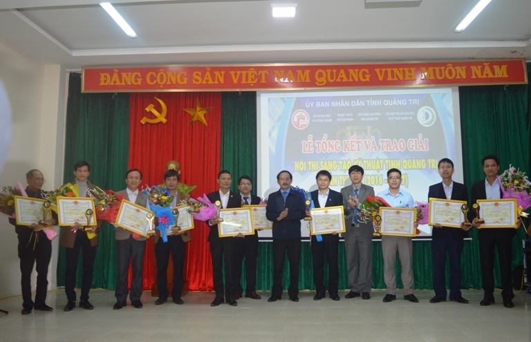 Đ/c Nguyễn Quân Chính, PCT UBND tỉnh và đ/c Trần Ngọc Lân, GĐ Sở KH&CN, Chủ tịch LHH trao bằng khen cho các tác giả, nhóm tác giả đạt giải