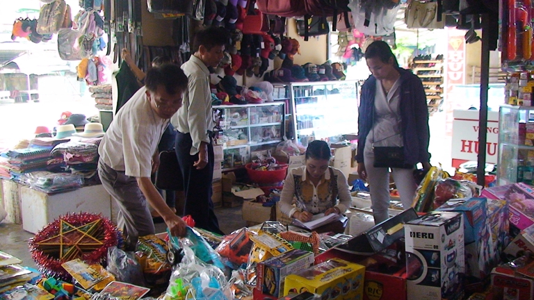 Hội KHKT về đo lường, chất lượng và bảo vệ quyền lợi NTD tham gia kiểm tra kinh doanh đồ chơi trẻ em tại chợ Đông Hà