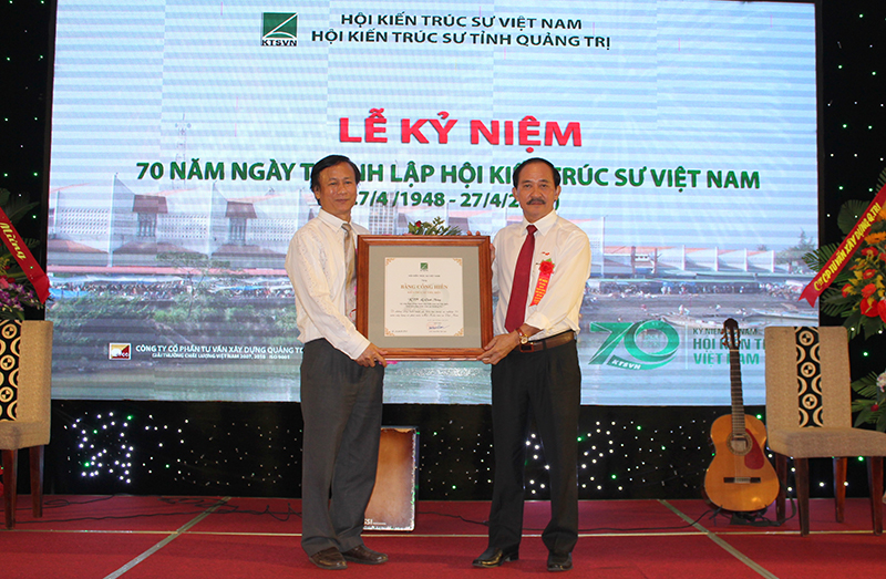 Đồng chí Nguyễn Quân Chính, Phó Chủ tịch UBND tỉnh trao bằng cống hiến của Chủ tịch Hội Kiến trúc sư Việt Nam cho ông Lê Cảnh Hùng