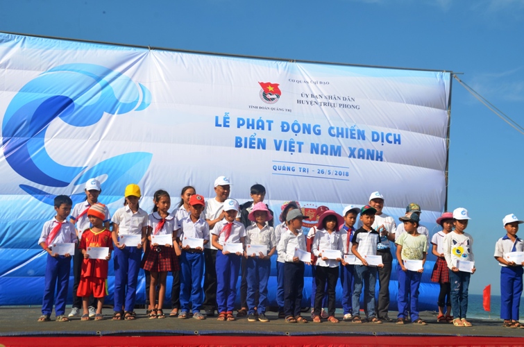 Phó Bí thư Thường trực Tỉnh ủy Phạm Đức Châu trao học bổng cho các em học sinh là con ngư dân tại lễ phát động