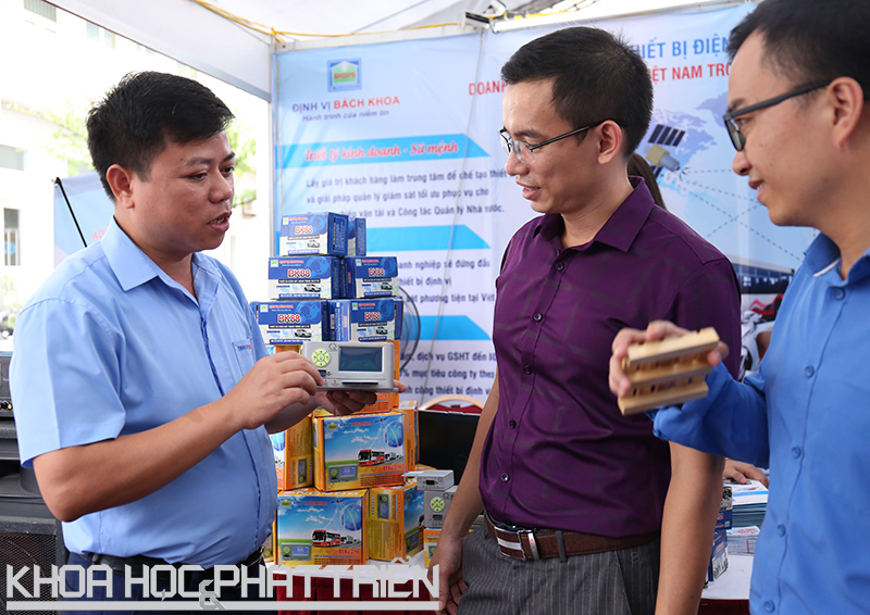 Ông Hà Quang Thành - Chủ tịch hội đồng quản trị công ty CP thiết bị điện, điện tử Bách Khoa giới thiệu sản phẩm BK88 tại triển lãm kết quả nghiên cứu KH&CN đồng bằng sông Hồng tháng 9/2018