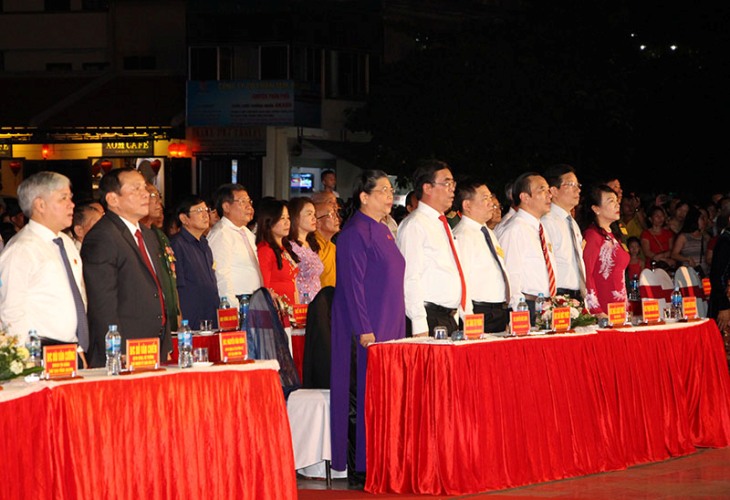 Phó Chủ tịch Thường trực Quốc hội Tòng Thị Phóng và lãnh đạo các ban, bộ, ngành Trung ương và lãnh đạo tỉnh tham dự lễ kỉ niệm.