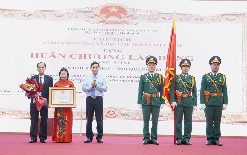 Hội Khuyén học đón nhận huân chương lao động hạng nhất